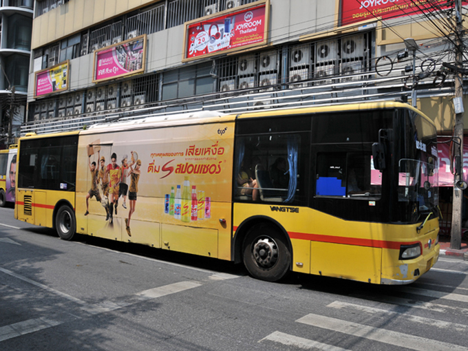▲エアコン付きのバス。日本の路線バスと比べると前後ともにオーバーハングが大きい印象。ウインドウフィルムは必須アイテムなのかもしれないですね