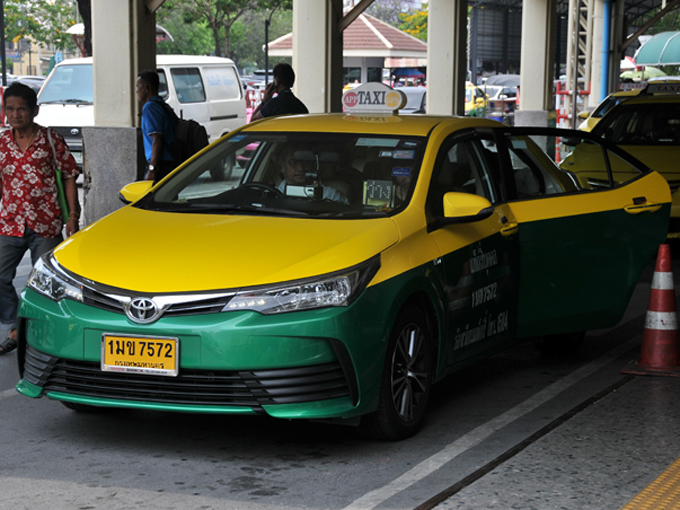 ▲タクシーは基本的にはメーター料金ですが、乗る前に目的地を言うのが暗黙のルールです。目的地によっては料金は交渉となることもあれば、乗車拒否されることもあります
