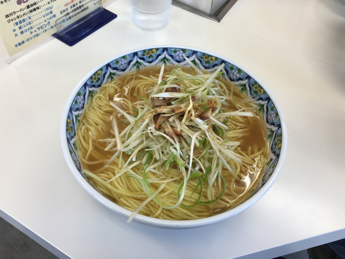 ▲取材を終えた午後2時ごろ。近くのラーメン店で遅めのランチを。注文したのはネギラーメン大盛り（850円）あっさり味だけどコクがある、どこか懐かしい味でした。おいしかったです