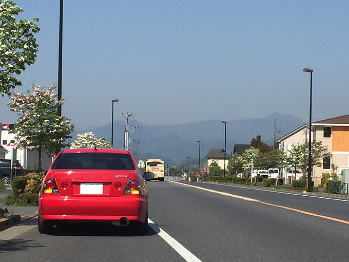 ▲腹ごしらえも済み店を出て、ふと表を見ると、地元に比べ山が近く見えること見えること……