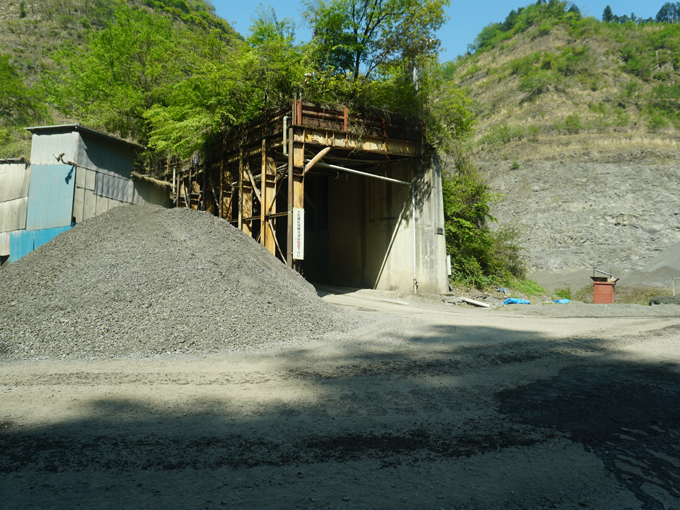 ▲道を進んで行くと、急に採石場のようなところに出くわしました。道路は砂利道で凹凸もある道に変わり、固めの足回りのアルテッツァはガタガタ揺れ、隣ではブルドーザーが砂利を運んでおります。「道間違えた……」と思ったのですが、トンネルの入り口に「大岳鍾乳洞観光者は直進下さい」と書かれた看板を発見