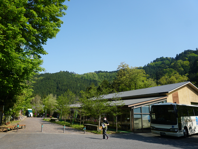 ▲クラッチ操作に若干の支障をきたすレベルの太ももを引っさげ、大岳鍾乳洞から車で15分ほど。「秋川渓谷 瀬音の湯」にやってきました