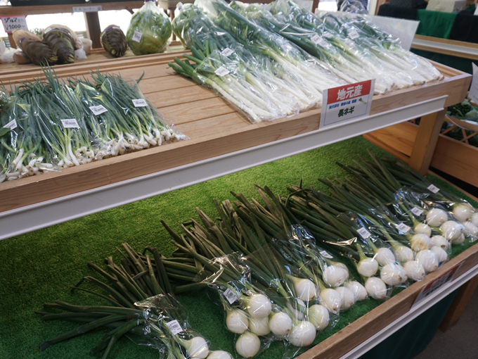 ▲温泉の他に食事もでき、地元で採れた野菜なんかも販売しています。長ネギは細めの物が4～5本入って150円ほどで売っていました