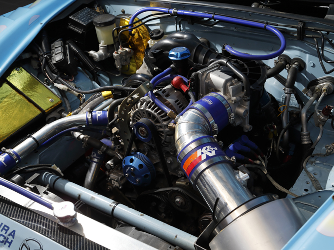 ▲エンジンルームにきれいに収まるRX-8のロータリーエンジン。エンジン自体には大掛かりなチューニングは施されていないと言うが、チューニングカーならではの機械的な美しさがある
