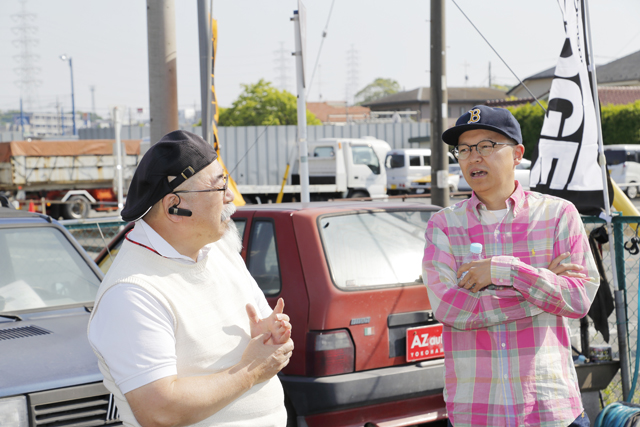 ▲この時代の車の楽しさについて岩原社長と話す。後ろにある赤い車が朽ち果てた（？）ウーノ