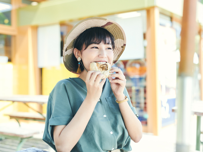 ▲私はおやきの野沢菜。小泉隊員はおやきのしそ味。神崎隊員は焼きパンまんじゅう。外のテラスで食べていたら、みんなおなかが空いていたようでペロッと終わってしまった！ 寄り道もいい感じに発見があるぞよ！ まだまだ探検の途中！