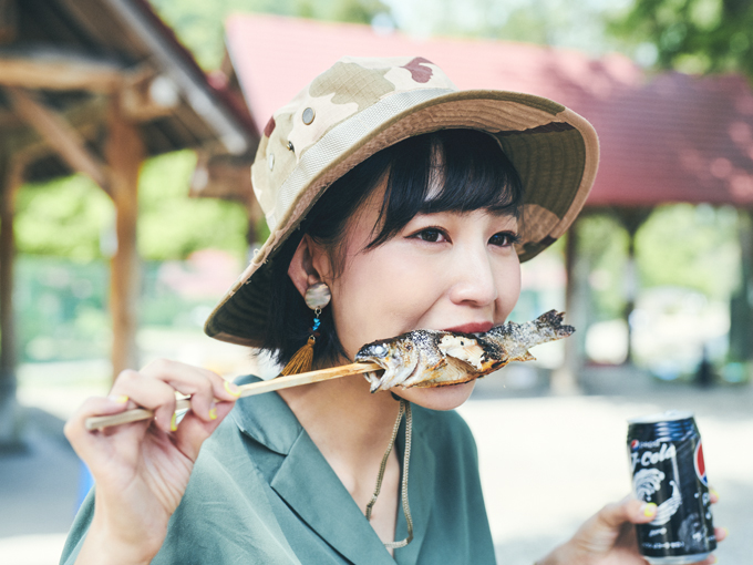 ▲いざかぶりつくの巻！ 焼きたての魚はふわっふわ。身の部分はほろほろしてておいしい。自分で釣った魚は愛を込めて食べないとね！