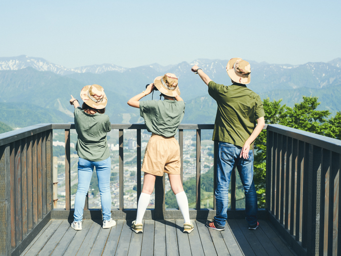 ▲そうこうしているうちに山頂へ到着。うわあー！ 少しひんやりしているが、爽やかでおいしい空気。何だか違う世界に来たみたい！