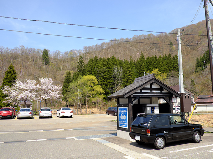 新潟と群馬県の県境である三国峠越えに備え、手前にある道の駅「みつまた」で充電。ついでに私もそばを食べた。充電時間はぴったり30分