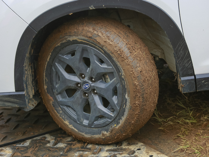 ▲オフロードスタート前のタイヤ。オールシーズンタイヤの溝には軟らかくなった泥が入り込み、グリップ力はほぼ期待できな以状態だった
