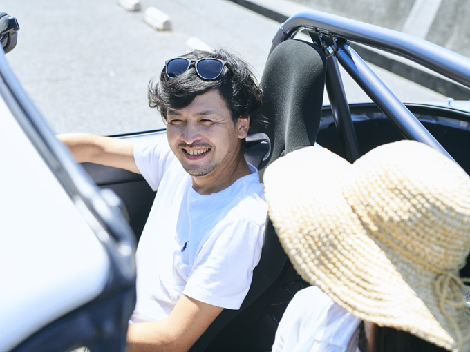 ▲よくドライブデートをするという2人。運転は勝広さん、行き先を決めるのは佳那子さんの役割だ。休みが取れれば、車で旅行に出かけることも多い
