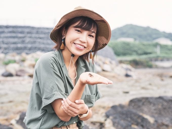 ▲……すると実際のカニはとてもおしとやか。手のひらで慣れてきたのか、さっきまで顔がこわばっていた2人が、嘘みたいな笑顔を見せる（笑）かなり単純な二人なのであった