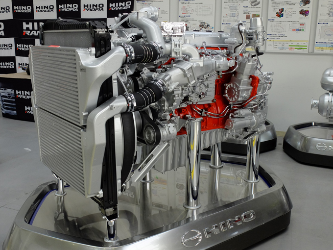 プロフィア・ハイブリッドにも採用されるA09C型エンジン。エンジン自体のエミッションがしっかり抑えられ、さらに後処理技術等も含め、その挑戦のペースが弱まることはありません