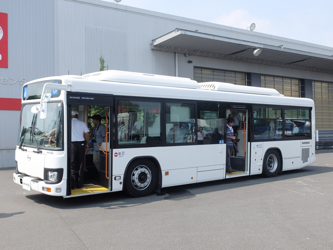 バスも私たちに身近な存在。素人目には大型車で荷台か旅客用の椅子かの違いだろうと思いがちなトラックとの差だが、そもそも目的が全く違うので実は相当に違います