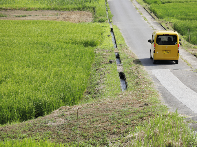 ▲狭い道、左右の足元が見にくい道、ちょっとした勾配なども気にせず荷物を運ぶ軽バンは、日本では欠かせないツール。軽バンの性能アップはドライバーにとっては大歓迎に違いない。それにしても軽自動車は日本の道が超似合う