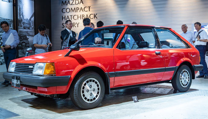 ▲1980年発売のマツダ ファミリア1500XG。マツダ初のFFコンパクトカーで、広い室内とシャープな外観、快適性の高い内装などが評価されて大ヒット作に。第1回日本カー・オブ・ザ・イヤーも受賞