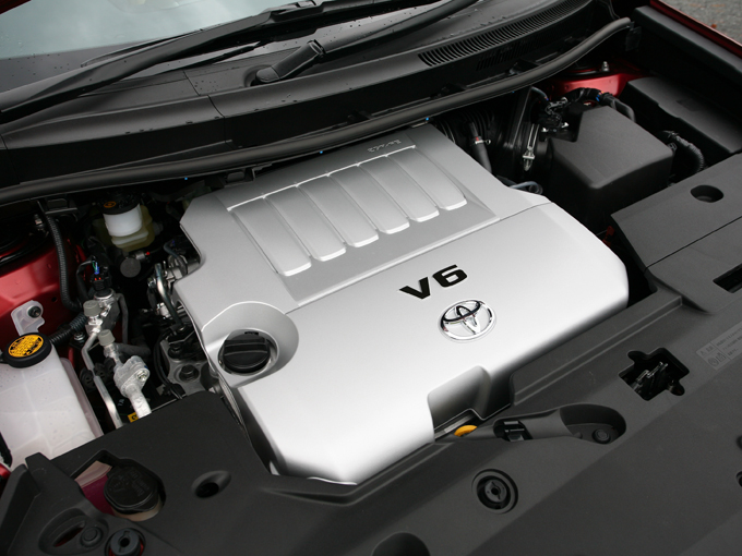 ▲小さなエンジンルームに見事3.5L V6エンジンが収まっています