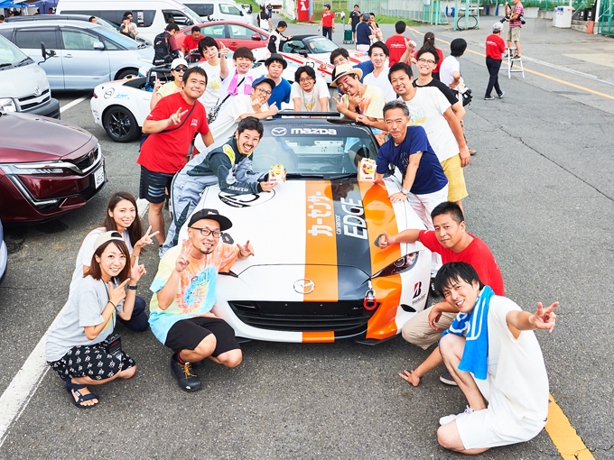 ▲今年もこの季節がやってきました～！ 茨城県の筑波サーキットで行われたメディア対抗ロードスター4時間耐久レース。レースが始まる前にみんなで1枚パシャリ。どんなレースが繰り広げられるのかワクワクですね(^^)