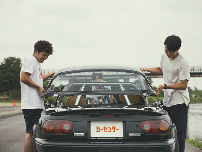 ▲もともと幌だったという須田さんの車のルーフ部分。汚れが目立つからとボディと同色のハードトップにした。そんなとき仲間に相談できるのも、同じ車を持っている者同士のならでは