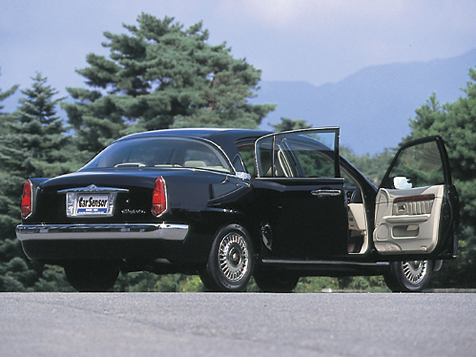 ▲観音開きのドアで外装の雰囲気もレトロなトヨタ オリジン。70年代の車かと思いきやバリバリ平成生まれの車なのです