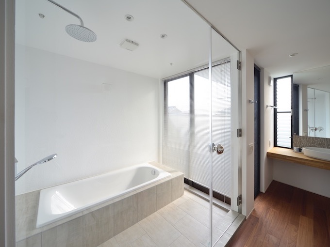 ▲2階バスルームは、窓を開ければ露天風呂のように楽しむことができる