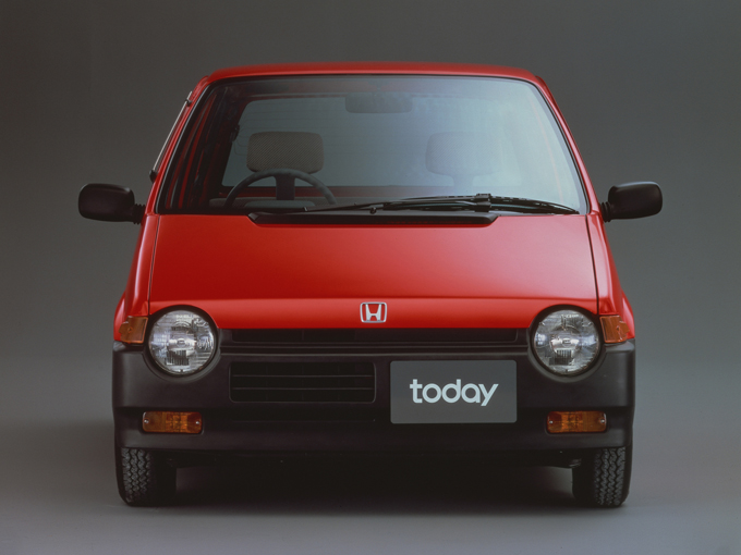 ▲1985年9月、流れるような曲線をもつ低全高スタイルを採用し、ゆとりある居住スペースを確保した斬新なスタイルの軽商用車『トゥデイ』が発売された
