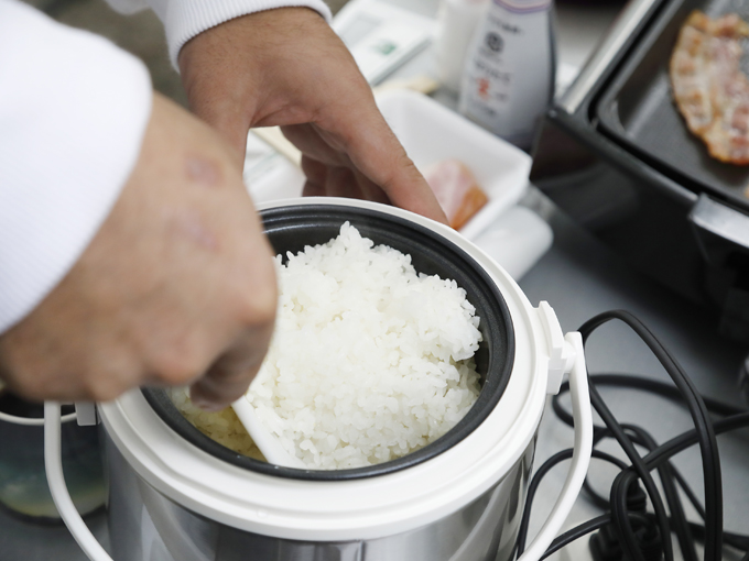 ▲炊飯器を使えばご飯も簡単に炊けます