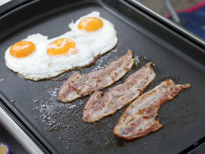 ▲朝食もホットプレートを使ってベーコンエッグを作ります