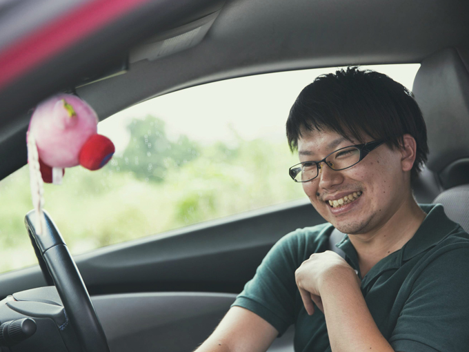 ▲車内にはゲームキャラクター『星のカービィ』のぬいぐるみが。車体のピンク色とマッチしている