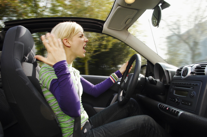 ▲読者の周りにも、煽り運転まではやらなくても、運転中にイライラしがちな人がいるのではないでしょうか