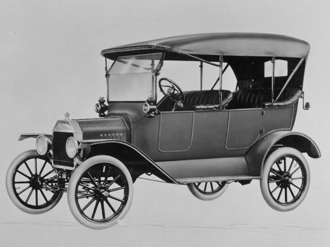 【フォード モデルT】世界初の流れ作業による大量生産方式を導入し、1908年からの19年間で累計1500万台以上が製造されました。自動車の爆発的な普及を促した反面、低価格ゆえの画一的な仕様が仇となり、モデル後期には販売面で苦戦したと言われます