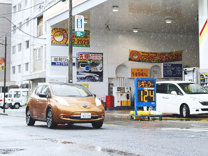 ▲ガソリンスタンドで給油している車を横目に「ガソリンの入れ方、忘れちゃったなぁ……」とか言ったりして。なんか凄く充実感ありそう！