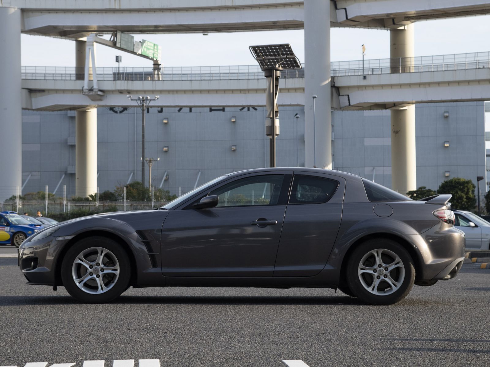 ▲曲線を描く独特な前後のフェンダーラインも、RX-8の見どころ。「デザインがよりシャープになった2008年以降の後期型より、初代のこのフォルムがいいんです、どの角度から眺めても美しい！」と愛車にぞっこんの岡部さん。デザインだけでなく、大きすぎないボディサイズも重要なポイントだとか