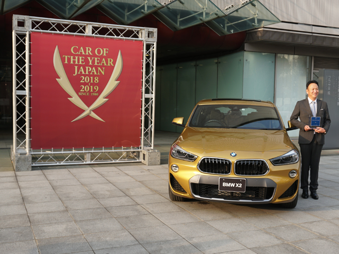 ▲秀でたデザイン、ドライブフィールなどをもつ車に贈られるエモーショナル部門賞に輝いたのは『BMW X2』。その美しいボディラインが高く評価されたようです