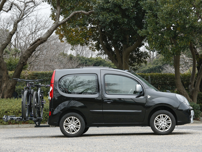 ▲ちょっと短い全長で不思議なプロポーションの車だが、ヒッチキャリアを付け自転車を運ぶにはジャストサイズだという