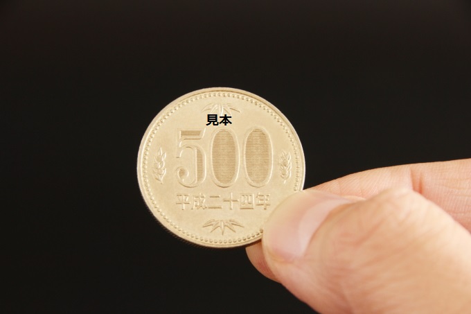 ▲白銀色の旧500円硬貨から、黄銀色の新500円硬貨へとチェンジした2000年。知ってた？