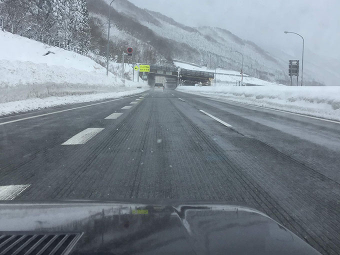 ▲12月31日の関東方面は晴天。しかしトンネルを抜けると雪雲が空を覆い、路面はシャーベット状