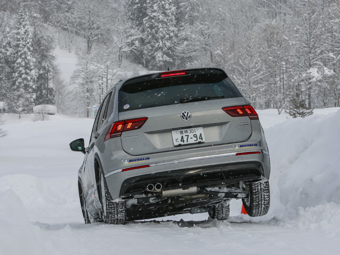 ▲雪の凹凸路をゆっくりと進む。片輪が浮くような状況では、接地している車輪の駆動力だけを使って脱出しなければならない