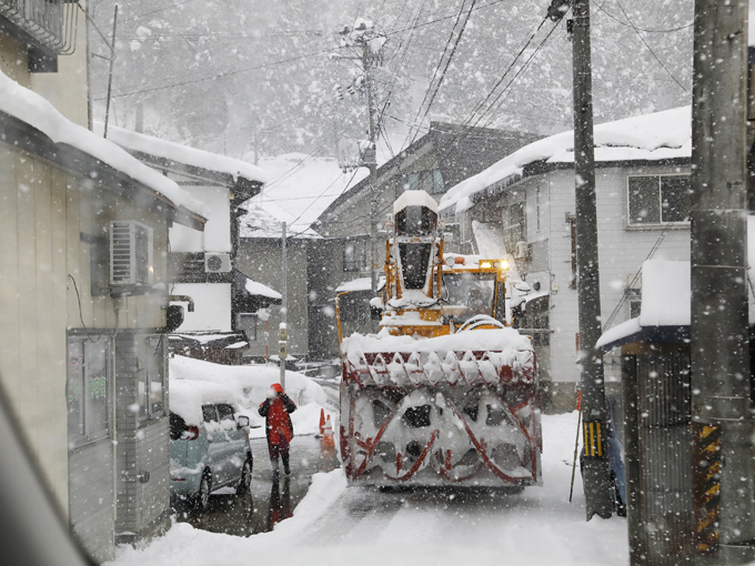 ▲雪でできた滑りやすい轍も、しっかりと四輪にトラクションがかかり続ける。ゆえに、銀山温泉付近の極度に狭い道でのすれ違いという、緊張感が増すシーンでも不安感なく走れるのだ