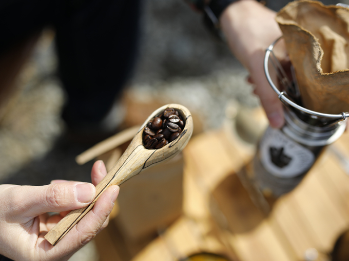 ▲コーヒー豆をすくうスプーンは自作。菌が入り、独特の模様を刻んだブナの木から削ったものだという