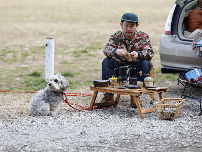 ▲キャンプではもはや定番のスタイルとなった、ロースタイルの家具を愛用。わんこと近い目線で過ごせるのがいい