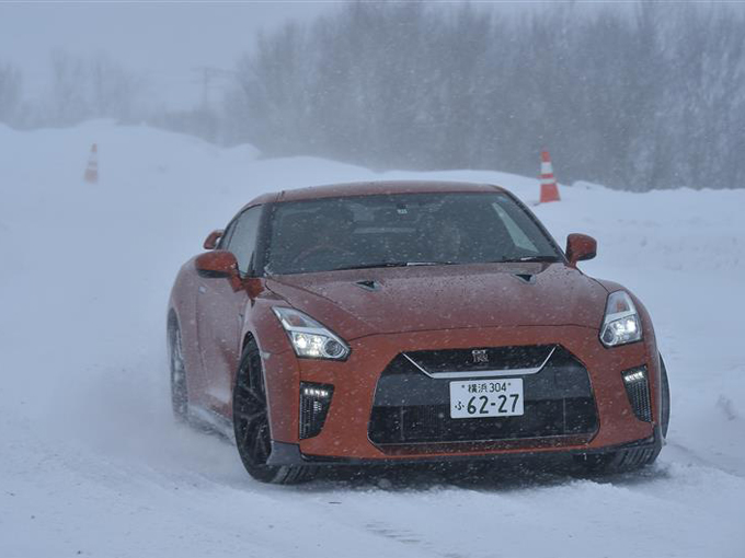 ▲スポーツカーらしい走りとシートのホールド性とで、雪上でもスポーティな走りを楽しめるのがGT-R