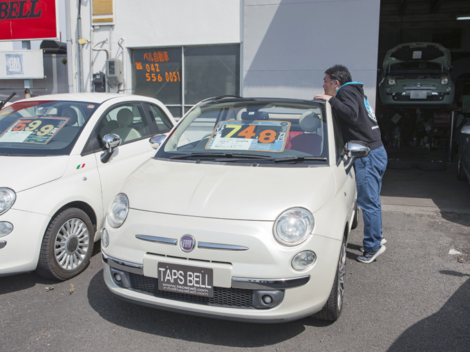 ▲「今回も何か面白そうな車はないかな～」と、お店の展示場をウロウロするフナタン。するとある1台の前で足を止めた