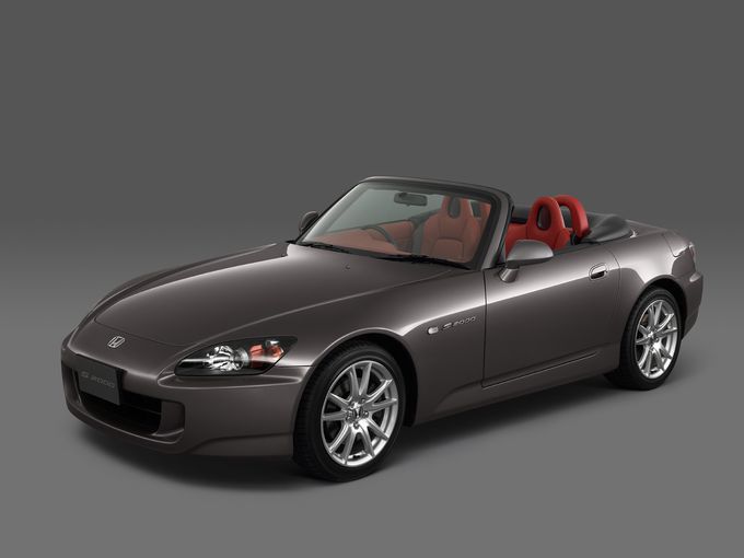 ▲こちらがホンダ S2000。超高回転域までひたすら気持ちよく回る直4VTECエンジンを搭載