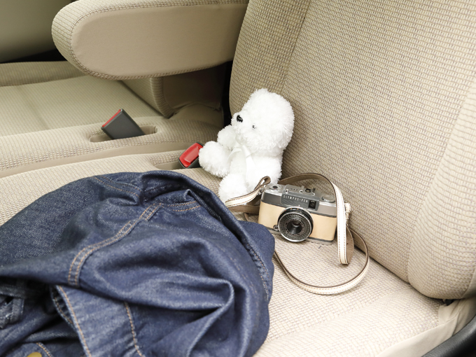 ▲車内に常備してあるクマのぬいぐるみ。1人で運転する際は助手席に乗せる