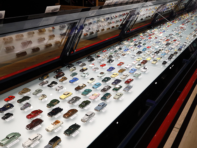▲館内中央には、自動車の進化を示すように日米欧のミニカーが約800台、登場年に沿って展示されている。一台一台、登場年と車名が添えられているので勉強になる。今ではなかなか手に入らないお宝ミニカーもたくさんありそう