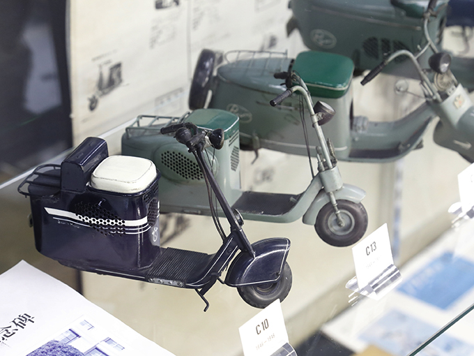 ▲戦時中は零戦を作っていた三菱重工業。戦後の乗り物の製造は自転車からスクーター、そして三輪車へと少しずつ発展していった。写真手前のスクーター「C10」はシルバーピジョン最初の量産モデル。6月からは実車が展示される予定だ