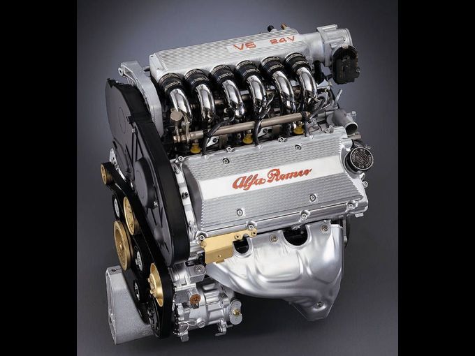▲その昔から基本的な部分は大きく変わらないまま156に搭載されたアルファロメオのV6 DOHCエンジン。そのフィーリングや音が最高に官能的であることに加え、エンジンのビジュアル自体も実にセクシー