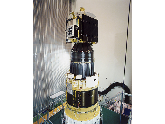 ▲7年間の大航海を終え、見事にサンプルを持ち帰った小惑星探査機「はやぶさ」。推進力はイオンエンジン（写真提供／JAXA）
