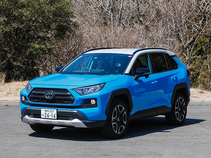 ▲こちらが新型RAV4。旧型に比べて角が立ったボディデザインになりました